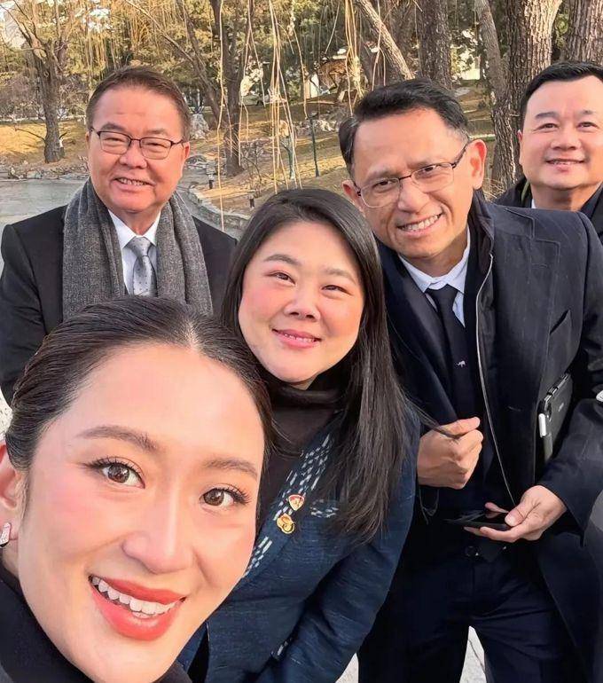 泰国总理佩通坦与在泰中资企业代表举行对话会