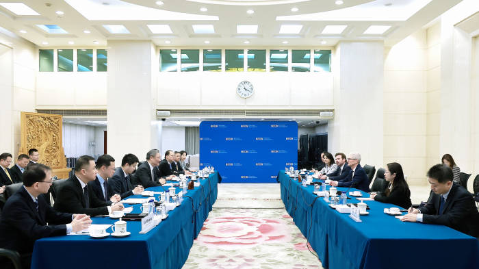 王文涛部长会见康宁公司董事会主席兼首席执行官魏文德