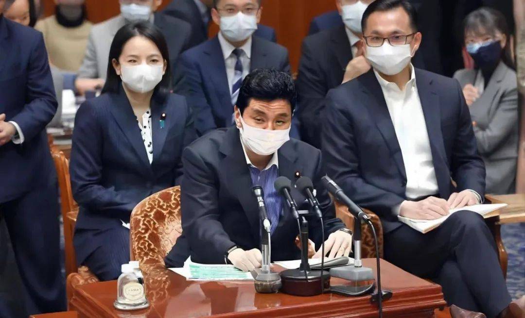 外交部发言人就日本政要参拜靖国神社答记者问