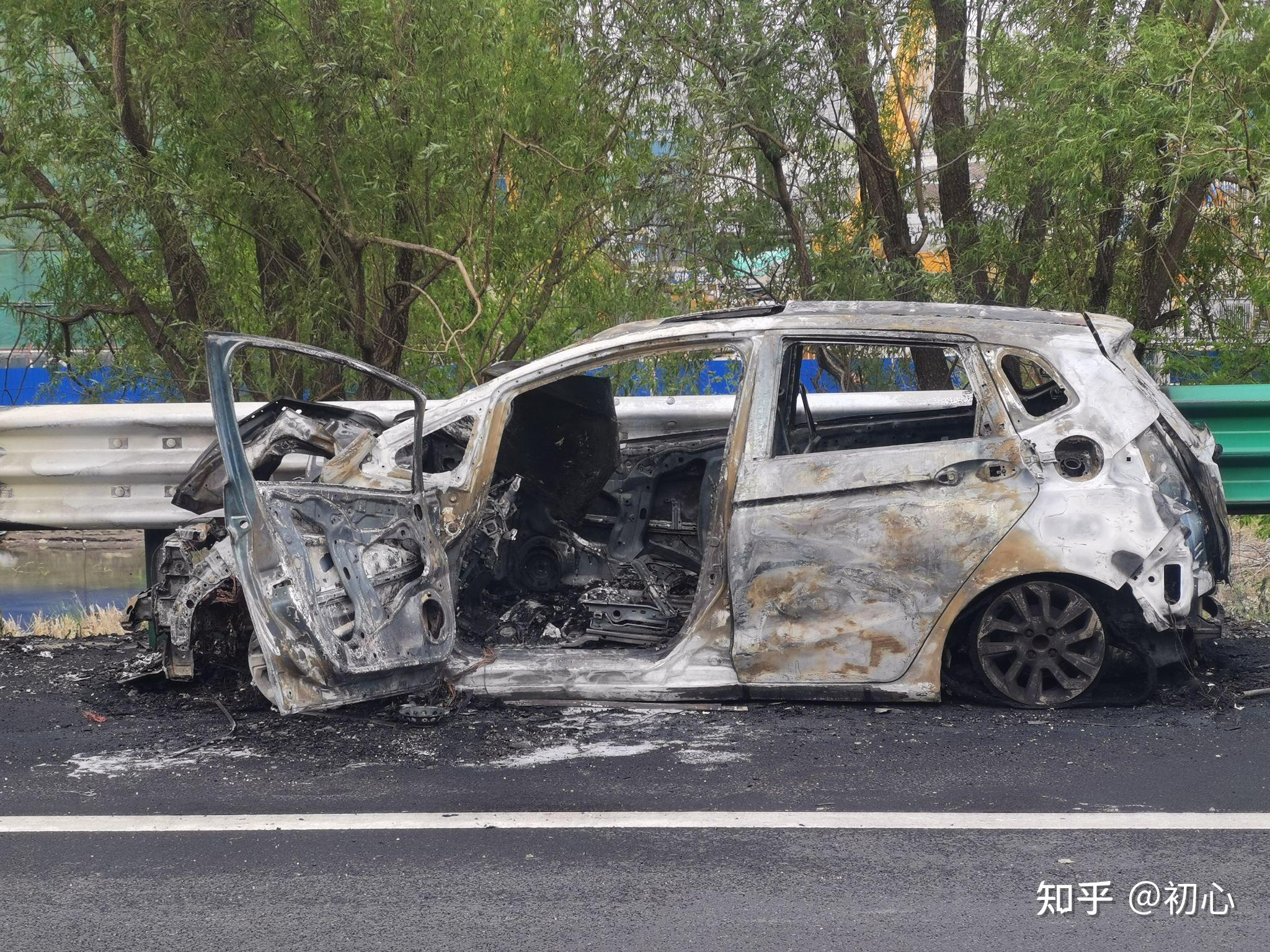 突发！行李架起火，紧急备降上海！官方通报：锂电池自燃！