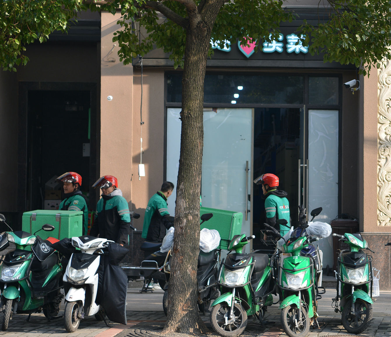 凤凰股份：第三季度商品房合同销售额同比减少48.46%