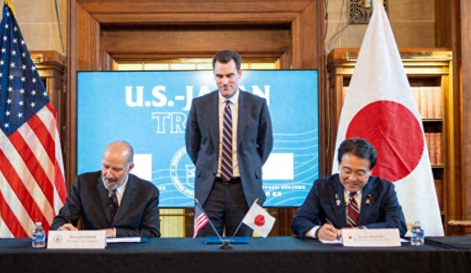 特朗普官宣减肥药降价协议 发布会一度因医药公司高管倒地暂停