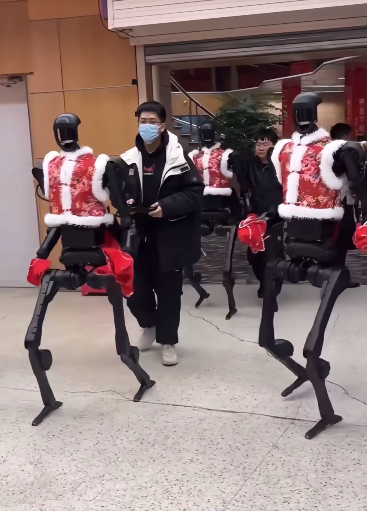 人形机器人“备考”:会“搬砖”也会“插花” 参赛企业将各显神通