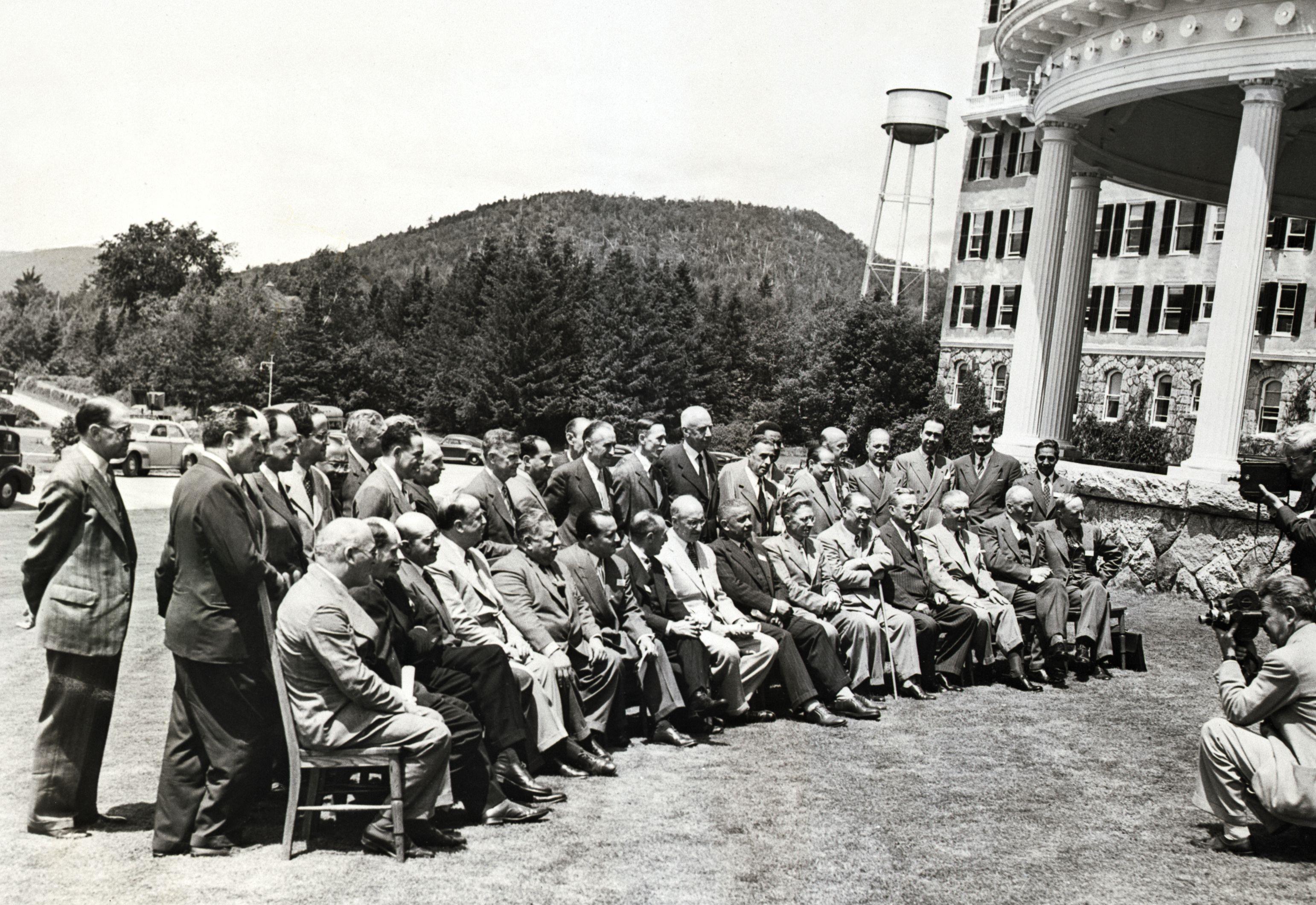 黄金、白银、美股,全线跳水!美联储官员公开回怼特朗普!降息前景突变