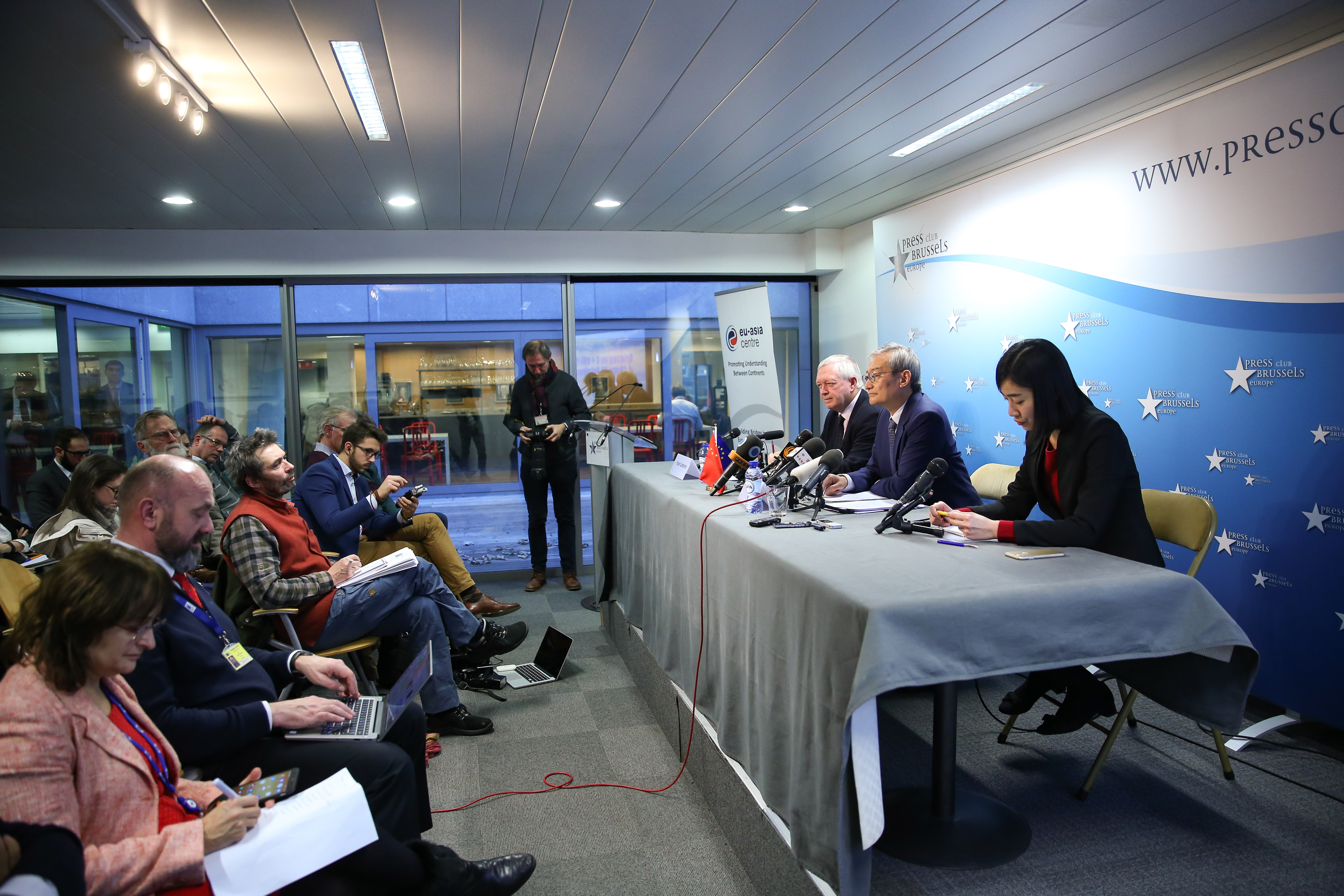 驻非盟使团团长蒋烽大使率队调研华为埃塞公司