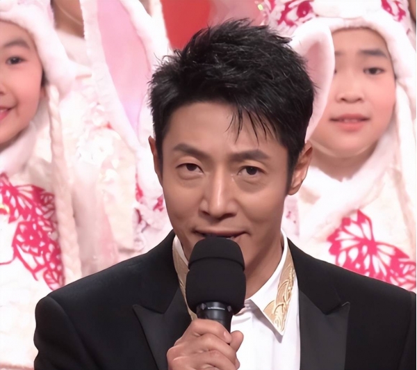 春晚热搜霸屏！王菲的耳环、撒贝宁的眉毛、沈腾说错词、机器人“扎堆”……