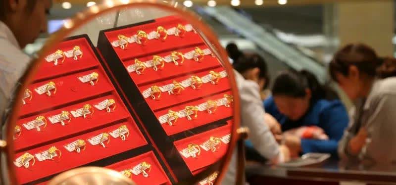 特写：金价高位震荡 深圳水贝市场春节“不打烊”