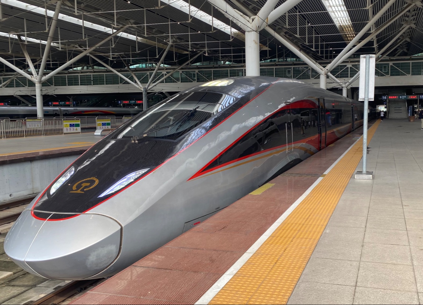 深圳铁路迎来返程客流高峰 单日客流量超68万人次