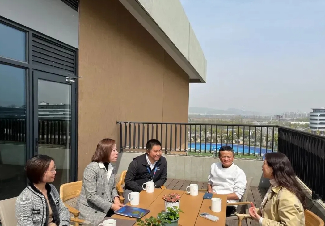 马云现身云谷学校！阿里蚂蚁核心管理层罕见聚齐