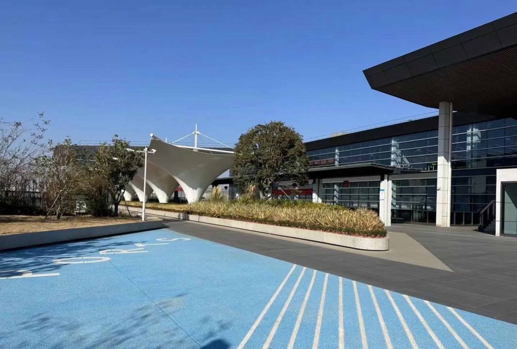 工业富联2025年云服务商AI服务器营收增超3倍 800G以上高速交换机营收暴增13倍