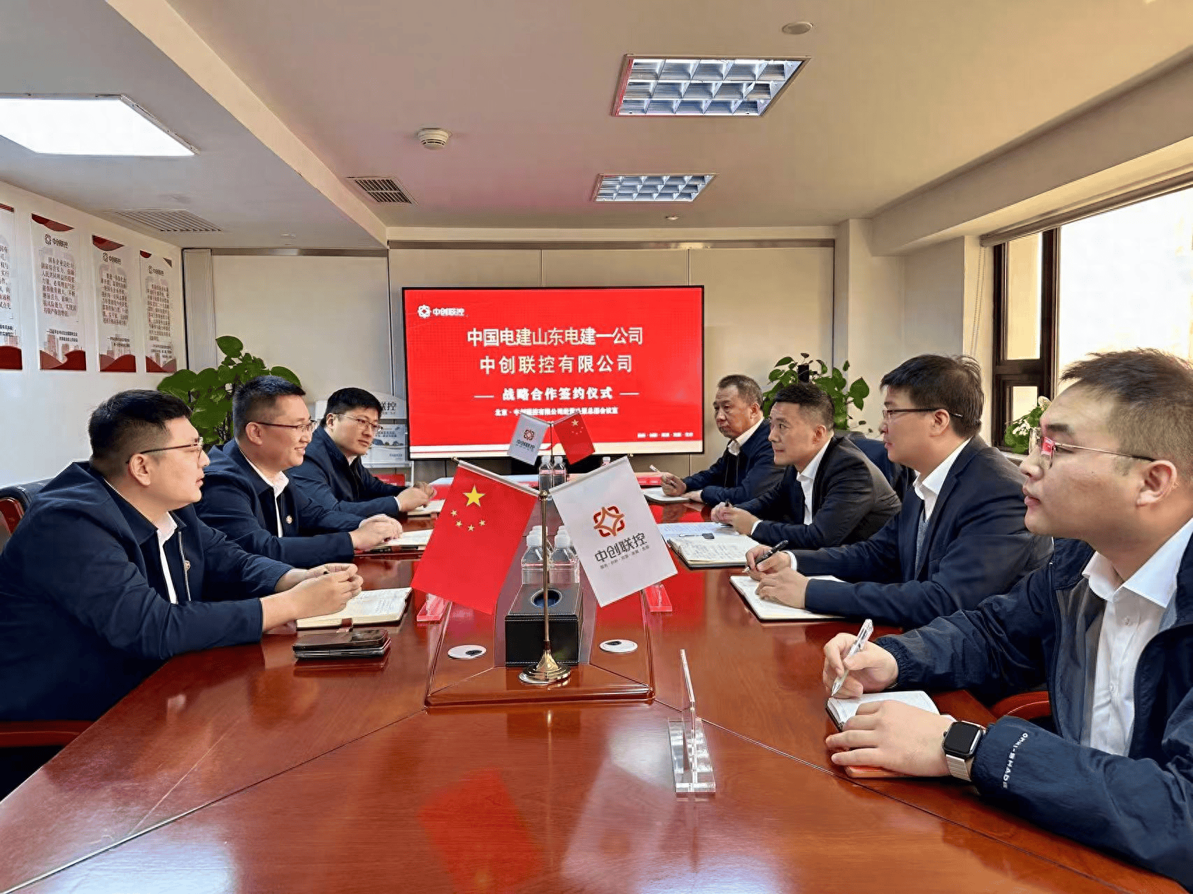 中国能建葛洲坝集团与武汉市�~口区深化合作