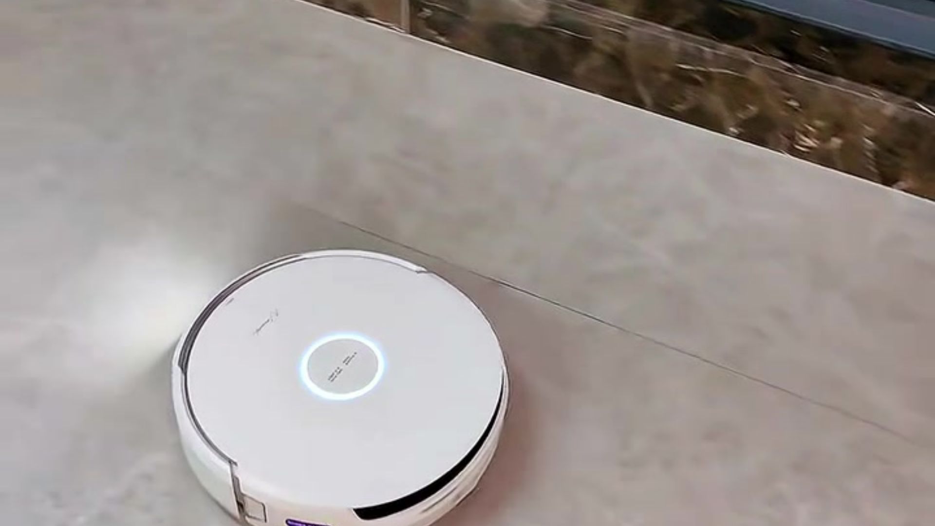 萤石网络AI双擎蒸汽洗地机器人亮相AWE