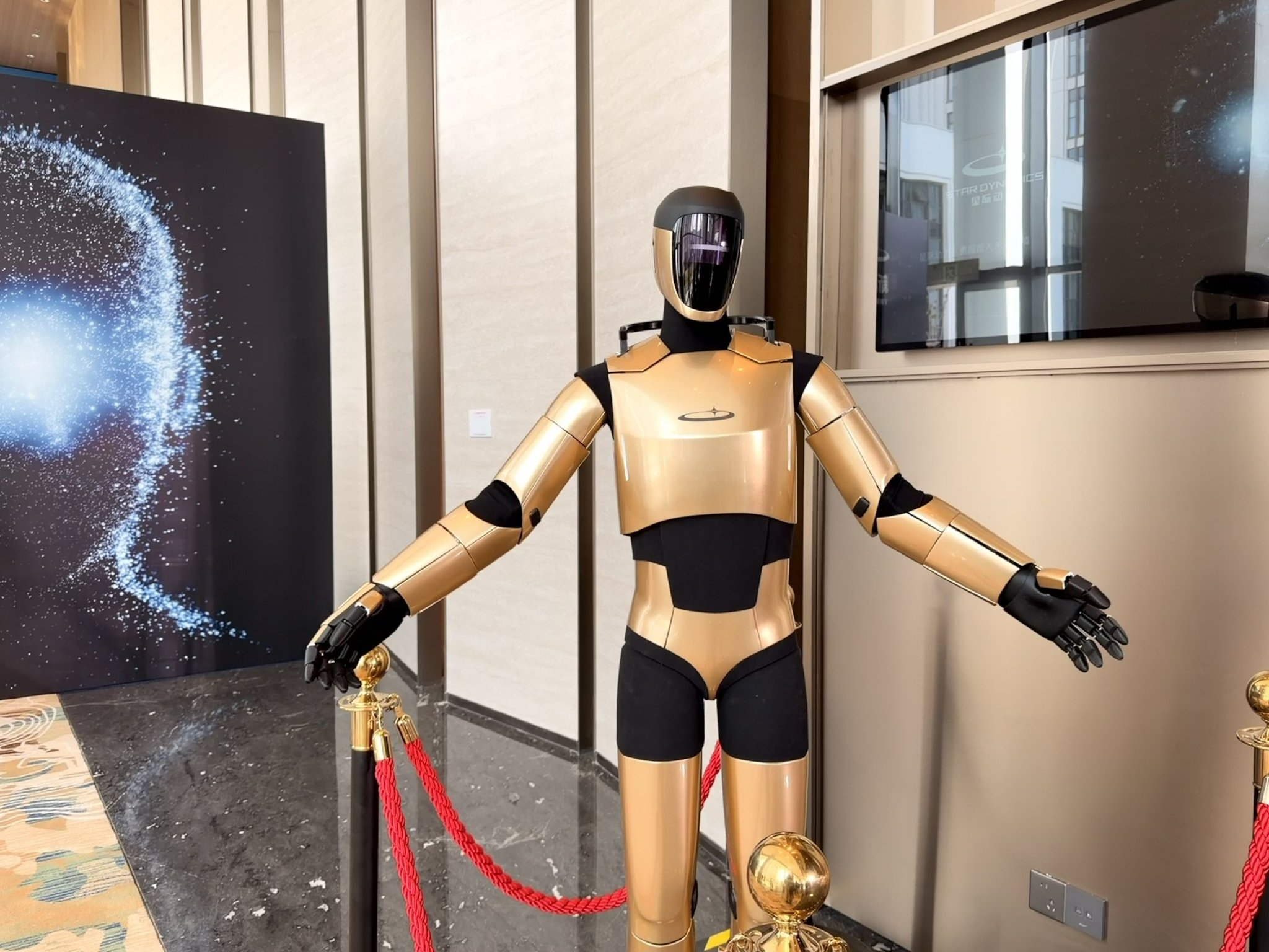 智元机器人姚卯青：赋能新质生产力 共建物理AI未来场景