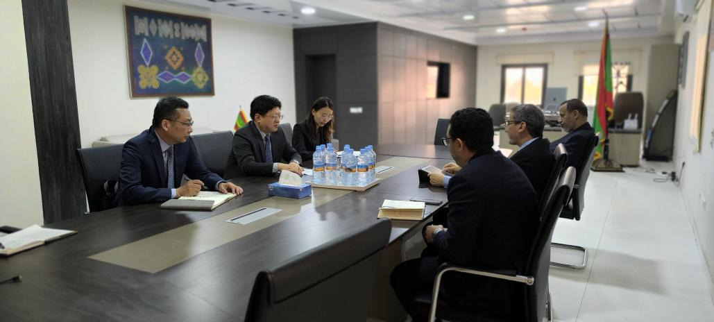 唐中东大使分别会见毛努瓦迪布省省长、大区议会主席和国家工矿公司总经理