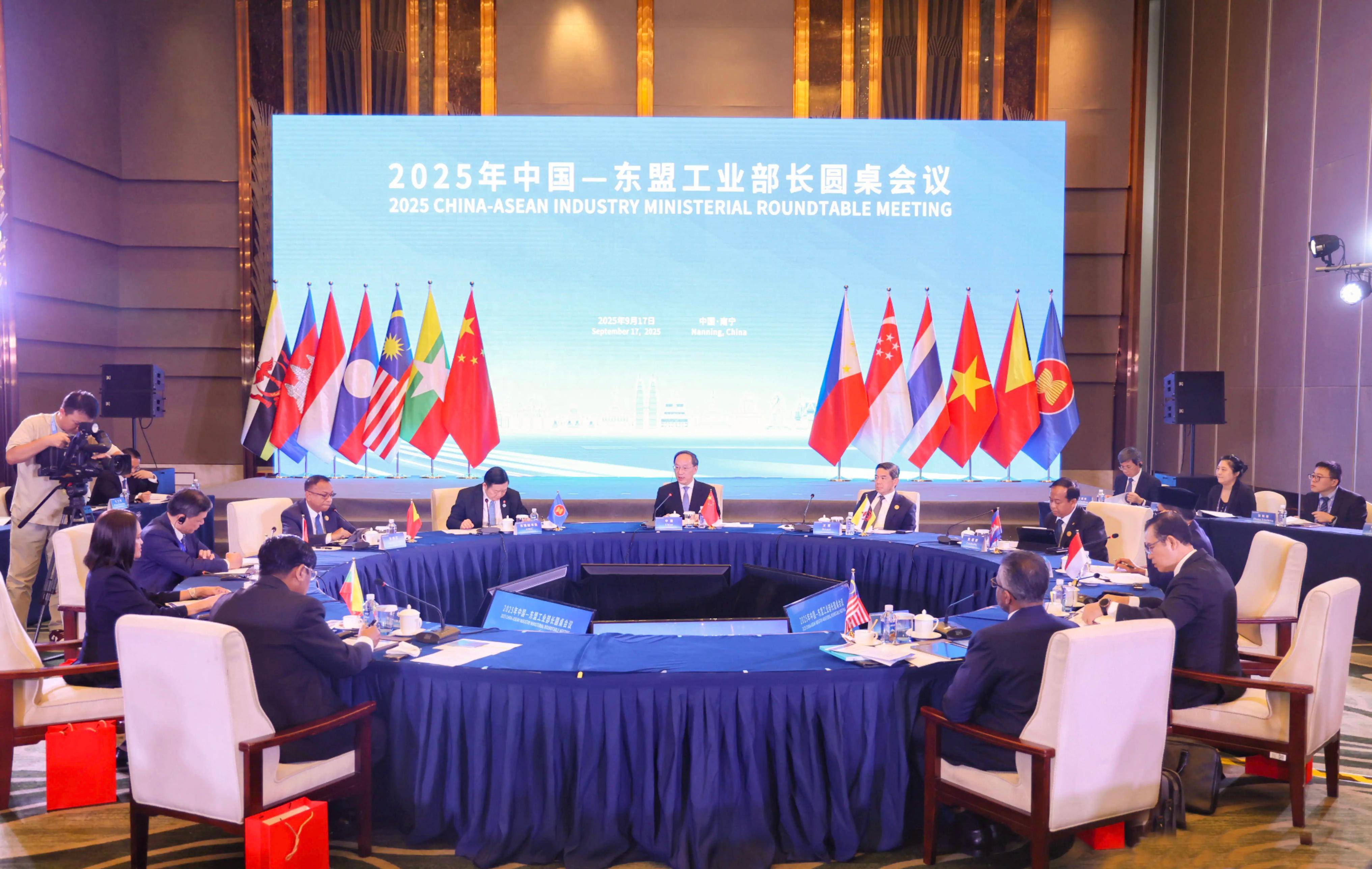 越南总理范明政访问俄罗斯国家研究型技术大学